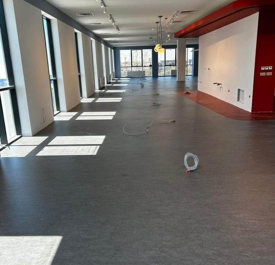 AZM Pearl linonatura 3137 Grey - 3352 walton marmoleum linolyum doğal yer döşemesi ofis zemin kaplama uygulaması (1)