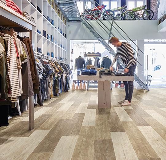 Allura Dryback Wood Ahşap desenlli LVT zemin kaplama 60082DR7-60082DR5 natural rustic pine1
