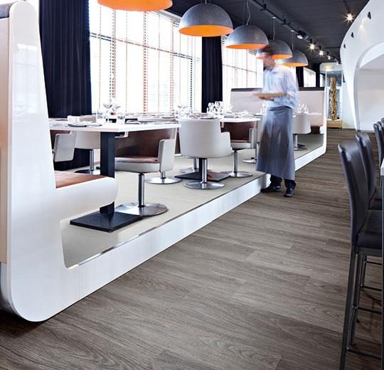 Allura Dryback Wood Ahşap desenlli LVT zemin kaplama 60185DR7-60185DR5 anthracite weathered oak1